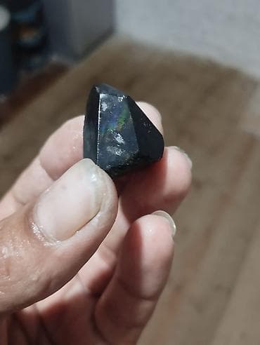 daşlarla uzuklər: Qara mineraloid/daş nümunəsi - Rəng: tünd qara, səthində metalabənzər — 2