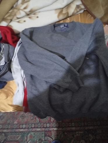 Kişi geyimləri: Kişi geyimləri dəsti 1) Qara kapüşonlu sviter - Ön hissədə “Böhse — 6