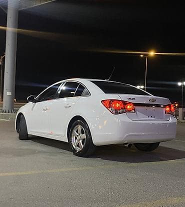 e class: Chevrolet Cruze sedan – ağ rəng, benzinli, avtomatik ötürücü. Əsas — 4