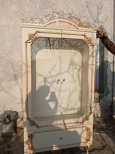 Şüşəli dolab vitrini