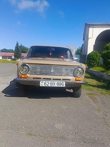 avtomobil üçün disklər: VAZ 21011 sedan – klassik Sovet avtomobili Xüsusiyyətlər: - Kuzov: 4 — 1