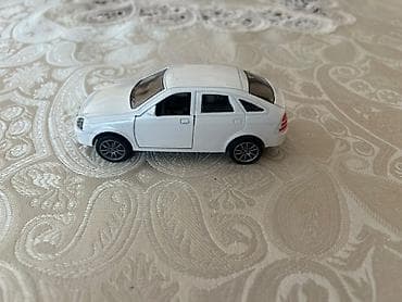 mini disk: Ağ rəngli metal oyuncaq avtomobil – sedan kuzovlu mini model — 2