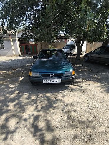 Opel Astra: 1.6 l | 1997 il Sedan