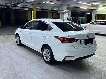 hundai akcent: Hyundai Accent sedan – ağ rəng, iqtisadi və praktik şəhər avtomobili — 3