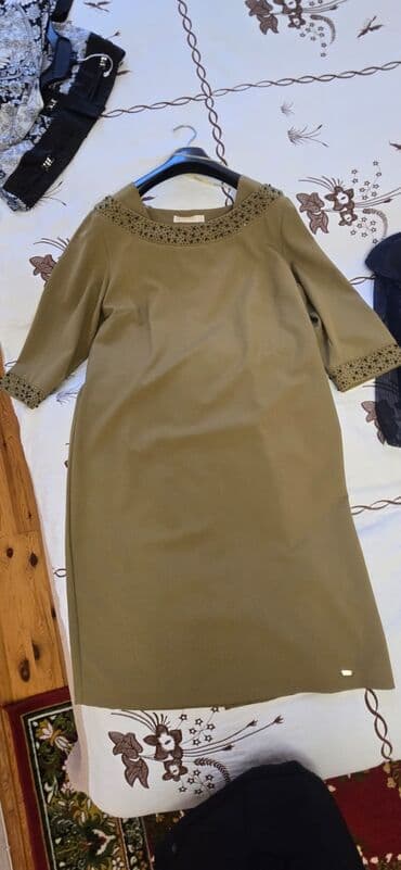 Zeytun-yaşıl rəngdə zərif qadın donu. - Kəsim: Dizə qədər, düz siluet