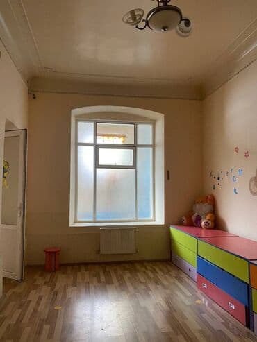 Bayilda yerləşən ümumi sahəsi 185 kv,m olan, təmirli baxca psixoloju