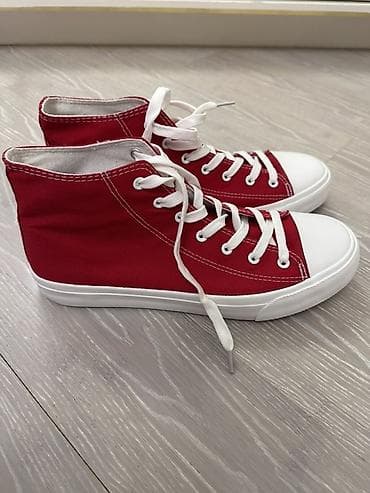 krosovka ayaqqabı: Qırmızı kanvas krossovkalar – unisex, boğazdan bir qədər yuxarı model — 2