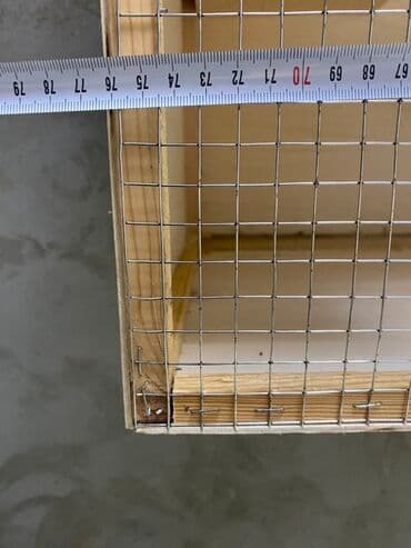 Bio-tualetlər və doldurucular: Quşlar üçün nəzərdə tutulmuş, təbii taxtadan hazırlanmış qəfəs. Bu — 2