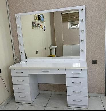 Șekilde gorunduyu kimi ela veziyyetdedir. Ünvan lacin ticaretin