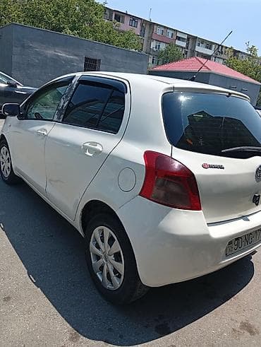 avto 444: Toyota Yaris hatchback (ağ rəng). Şəhər içi üçün sərfəli və rahat — 5