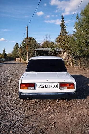 turbo az qax: VAZ 2107, ağ rəng, sedan gövdə. Xüsusiyyətlər: - Arkadan ötürücülü - — 1