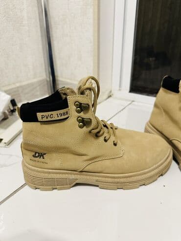 nabuk sapaskiler: Açıq bej rəngli uniseks botlar. Suya davamlı PVC materialdan — 4