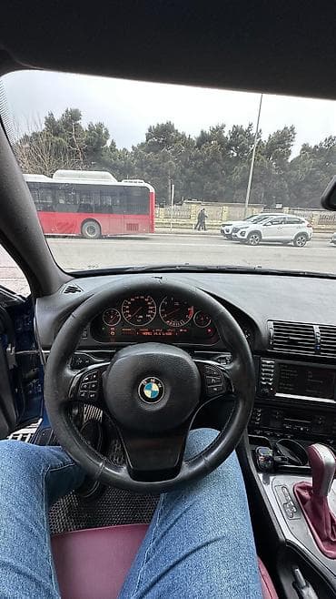 simyorka bmw: BMW 5 Series E39 sedan, mavi rəng. - Kuzov: 4 qapı, aerodinamik M-stil — 7