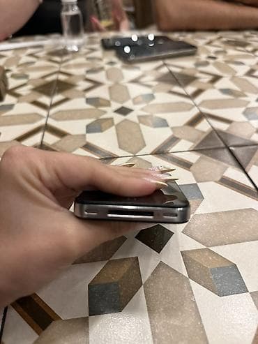 phone 4s: IPhone 4S, Qara — 2