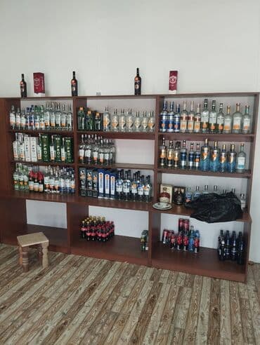 dərzi masası: Bu dəstə şüşə rəfləri və saxlama bölmələri olan geniş rəflər, həmçinin — 4