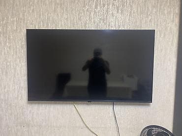 smart android box: Divara quraşdırılmış düz ekran televizor. - Geniş diaqonallı LED/LCD — 2