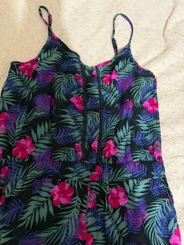 amerika bayrağı şəkilli kupalnik: Yay geyimi üçün uyğun, nazik qayışlı qadın kombinezonu. Qara fonda — 2