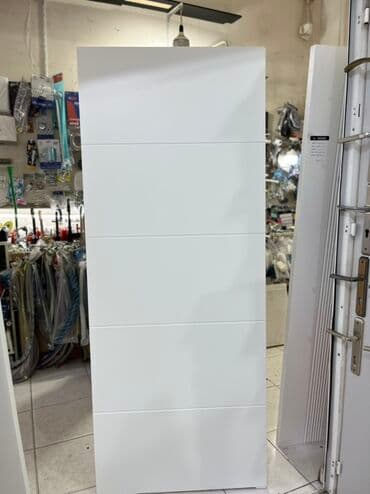 emdef: Ağ rəngdə, düzbucaqlı formalı qapı. Qapının səthi üfüqi xətlərlə — 1