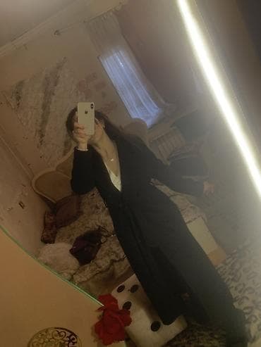 Qadınlar üçün uzun qara plaş/palto - Rəng: qara - Model: kəmərli