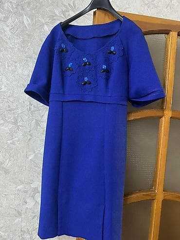 Mavi rəngdə qısaqoll qadın donu - Klassik, düz kəsim; dizi örtən