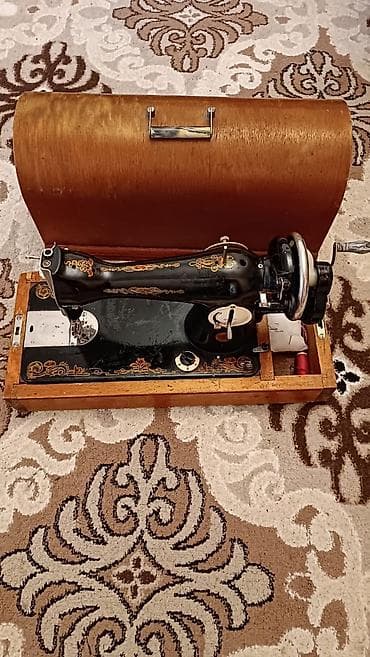 qedimi eşya: Köhnə üslublu mexaniki tikiş maşını – əl fırlatma çarxı ilə. 100 yashi — 1
