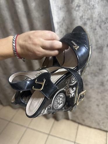 Basanoşka və səndəllər: Qadın ayaqqabıları dəsti - Model 1: Qara platformalı sandal - Açıq — 2