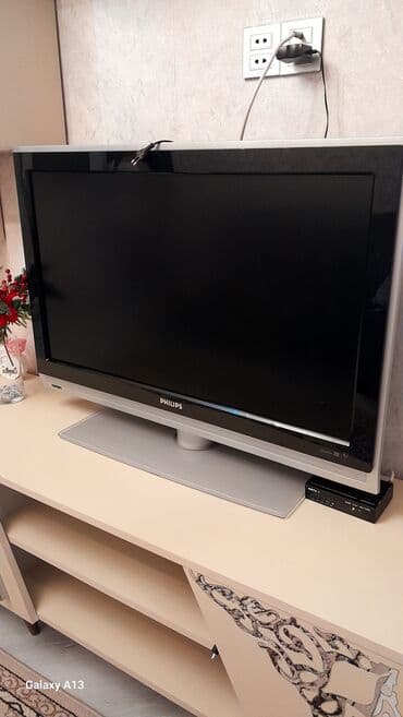 QAZ: Televizor Philips LCD 32" — 1