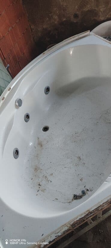 Умывальники, тюльпаны: Ağ rəngdə künc jakuzi vanası, hamam otaqları üçün uyğundur. Daxili — 1
