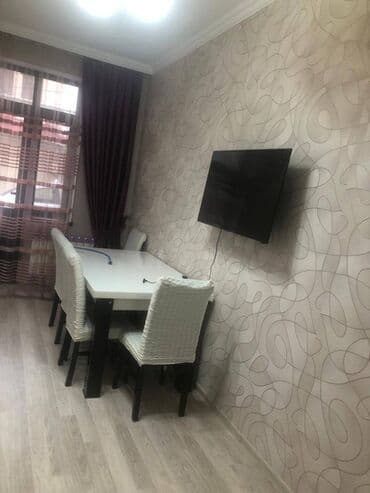 1 otaqlı kohnə tikili: Razində 60 kv sahəsi olan 2 otaqlı mənzil kirayə verilir.Binada qaz — 1