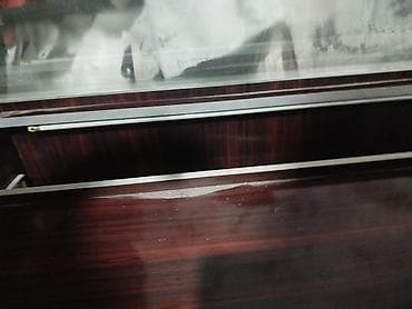 Vitrinli şkaf – şüşə üstlü, işıqlı - Material: tünd qoz rəngli — 3
