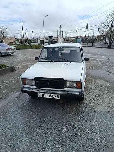 qaz 24 volga: VAZ 2107 sedan - Kuzov: 4 qapılı, klassik ağ rəng - Mühərrik — 3