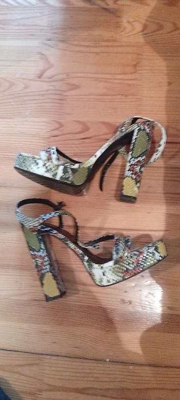 ZARA qadın sandaleti – yüksək platformalı və qalın topuqlu model. -