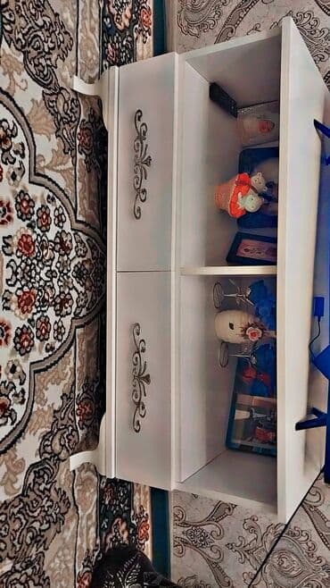 Quruducular: Düz TV altlığı, Polkalı, Laminat — 1