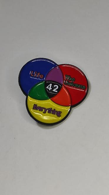 Broşlar: “Life • The Universe • Everything – 42” mövzusunda rəngli emal nişanı — 2