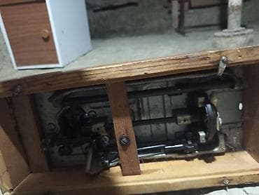 tikis masinlar: Mexaniki tikiş maşını – klassik, ağır metal gövdəli model — 2