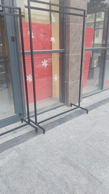 Setka vitrinləri: Metal geyim asılqanı – sərt, möhkəm profil borudan hazırlanmış sərbəst — 2