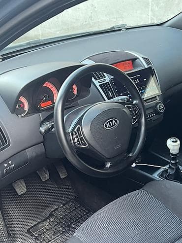 opel omega b: Kia Ceed hatchback - Kuzov: 5 qapılı hatchback, boz/metallik rəng - — 4