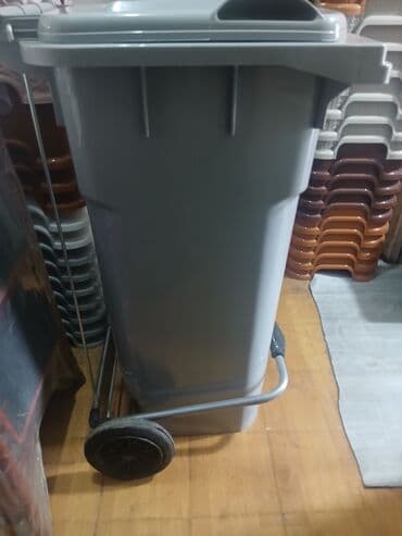 zibil qutusu: Müxtəlif ölçülərdə və rənglərdə Goodbin zibil qutuları. Bu zibil — 14