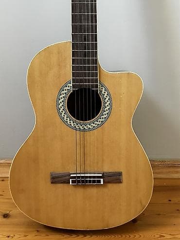 gitara tuner: Gitara demək olar ki, istifadə olunmayıb, yeni kimidir. Case və gitara — 3