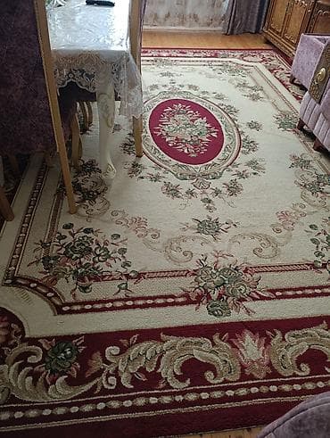 ud hindi bitkisi: Qırmızı-bəj klassik naxışlı xalça - Dizayn: Mərkəzdə oval medalon — 2