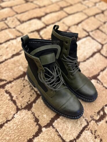 Kişi ayaqqabısı

Yeni kimidir