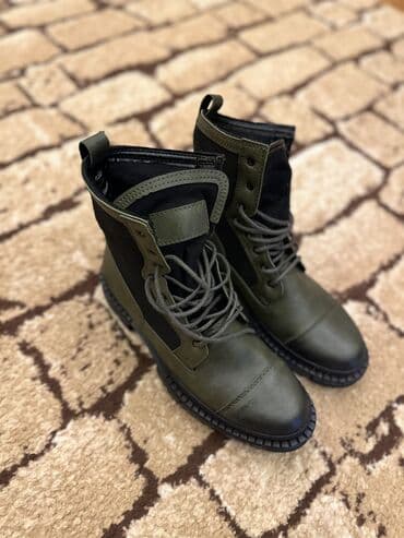 snikers botinkalar: Kişi ayaqqabısı

Yeni kimidir — 1