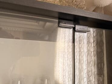 Geely: Стеклянная витрина-шкаф — 2