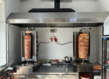 gecə smeni satıcı: 10 ilden artqi tezrubem var pesekar donerciyem et toyuq ferqi yoxdu — 1