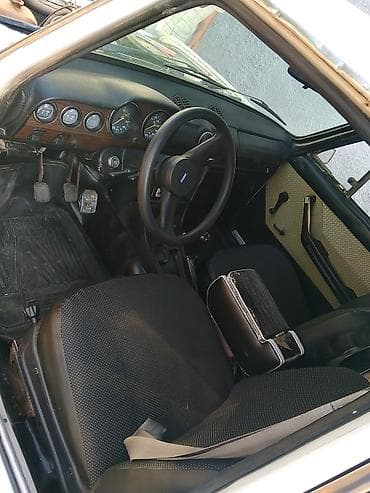arxa panel: VAZ 2106, ağ rəng, sedan kuzov. Klassik xarici dizayn, xrom bamperlər — 7