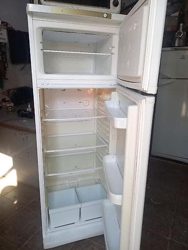 aptek soyuducusu: İşlənmiş 2 qapılı Indesit Soyuducu Satılır, rəng - Ağ — 1