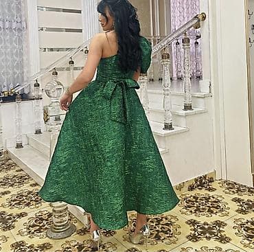 Donlar: Zümrüd-yaşıl rəngdə, bir çiyinli, midi/ankle uzunluğunda ziyafət donu — 3