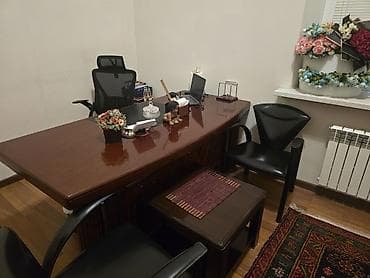 gülle: Ofis mebeli dəsti - Geniş, massiv taxta iş masası: parlaq qəhvəyi — 2