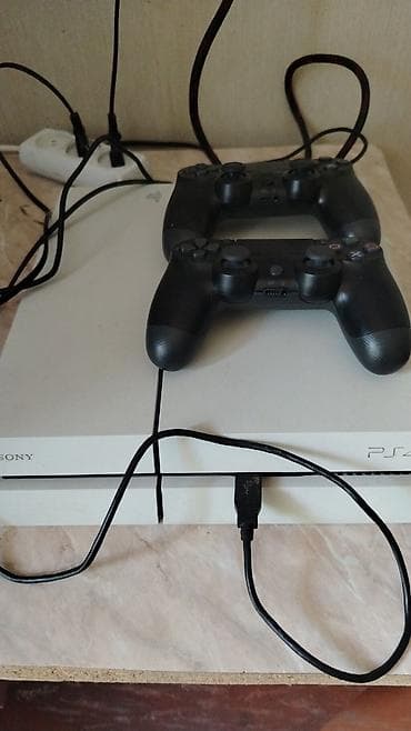 hdd disk: Sony PlayStation 4 (ağ rəng, “PS4” logolu) oyun konsolu. Komplekt: - — 1