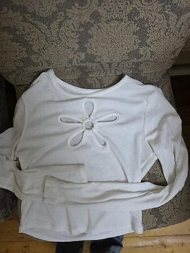 Svitşotlar: Ağ rəngli qadın crop-top bluz - Model: uzunqol, bədənə oturan kəsim - — 3